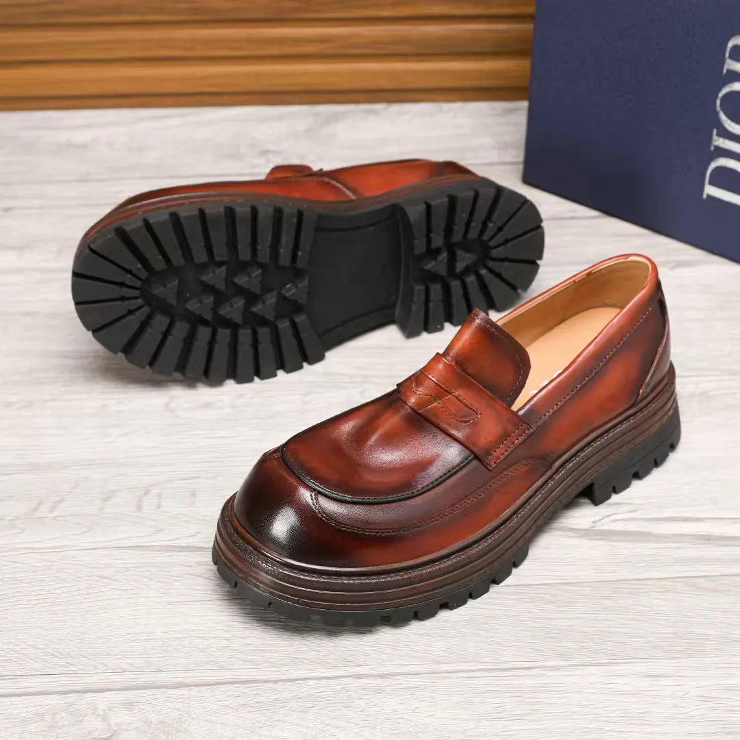 Factory price 540 🕷️🕷️[Dior] Dior's new men's shoes are launched in Hong Kong counters. Official website 1:1 production. Original Italian patented cowhide + water-dyed 🐂 leather lining. Designed by European and American masters. Goodyear craftsmanship, washed cowhide, perfect shape to create counter quality, solid color rubber wear-resistant outsole and classic dazzling toe! Super versatile and very comfortable. High-end without losing taste, fashionable and novel! ! Absolute focus! Colors optional, code number 38-44 (45 customized)